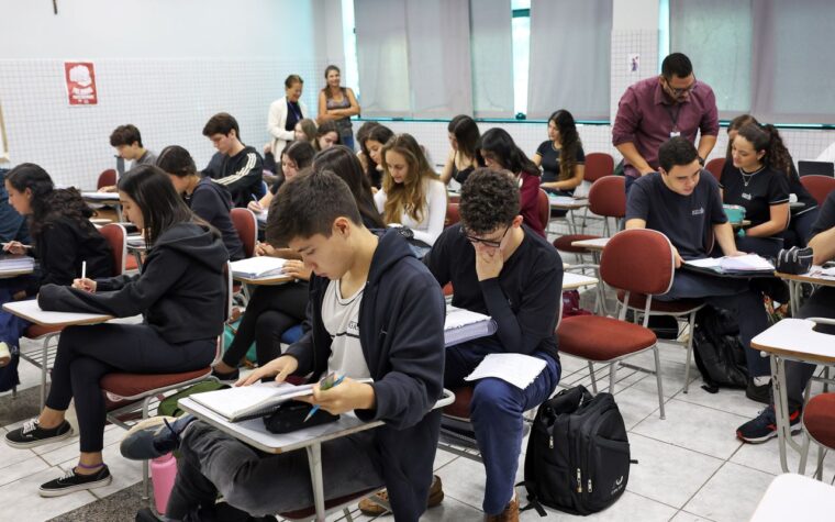 Educação financeira poderá integrar currículo das escolas brasileiras