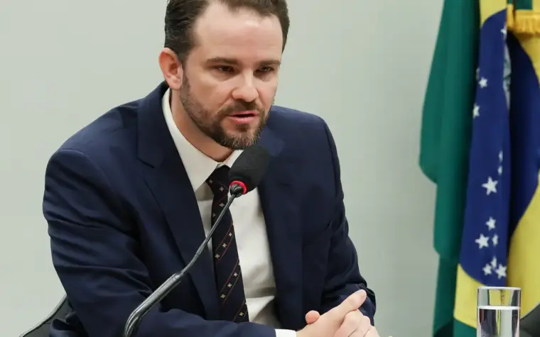Dívida brasileira permanece inferior à de potências econômicas, diz Durigan