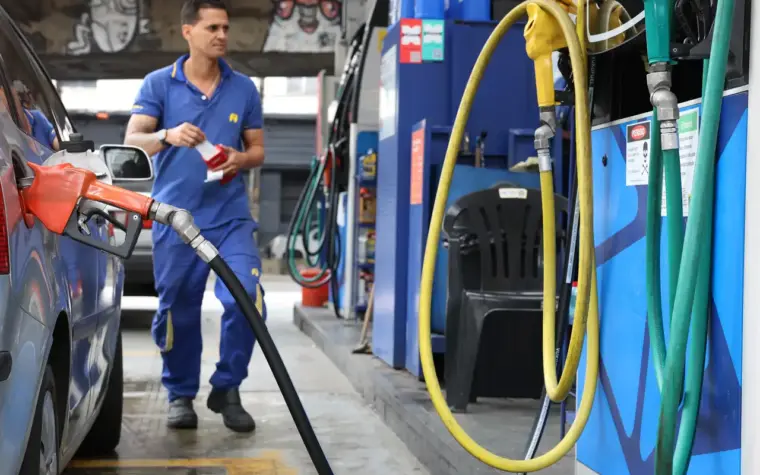 Governo estende subsídio à gasolina por mais um mês no Brasil