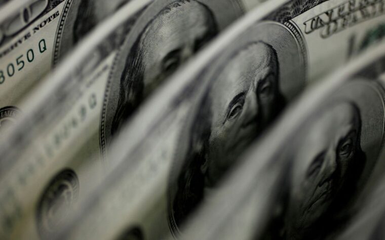 Dólar avança e bolsa mostra estabilidade em meio a tensões internacionais