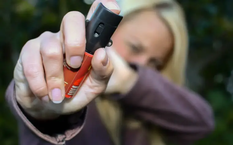 Uso de spray de pimenta é liberado para defesa pessoal feminina no Brasil