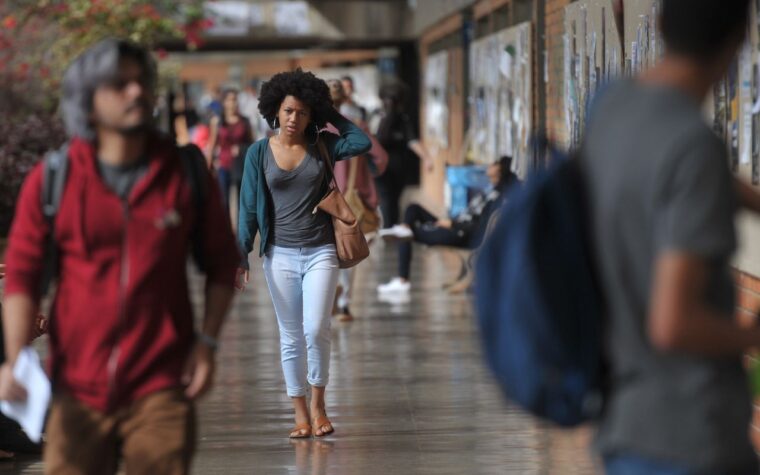 Estudo revela que maioria dos graduandos desiste por cuidar dos filhos