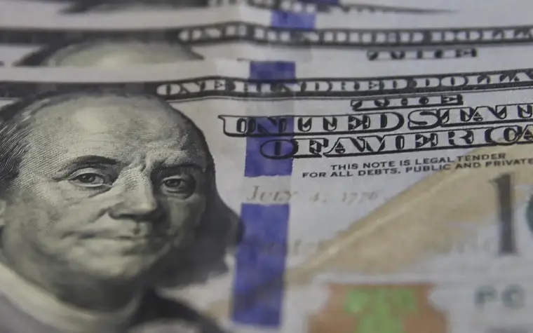 Dólar atinge menor valor em meses com avanço do petróleo