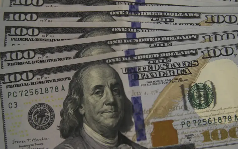Dólar em queda e sequência de baixas na bolsa marcam cenário econômico