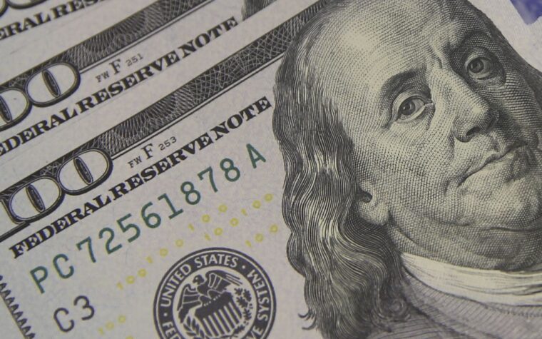 Dólar recua e atinge menor cotação em quase 60 dias