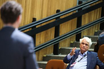 Prêmio Nobel alerta: impacto da IA no mercado de trabalho é exagerado