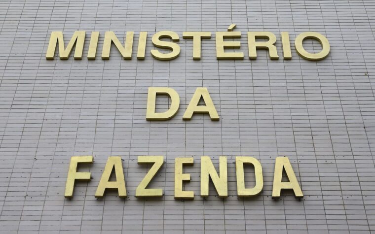 Déficit primário projeta rombo de R$ 52 bilhões com precatórios