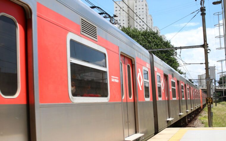 CPTM intervém após falhas em linhas de trem provocarem caos na capital