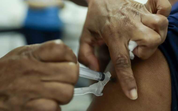 Multivacinação para adultos e crianças começa segunda em SP