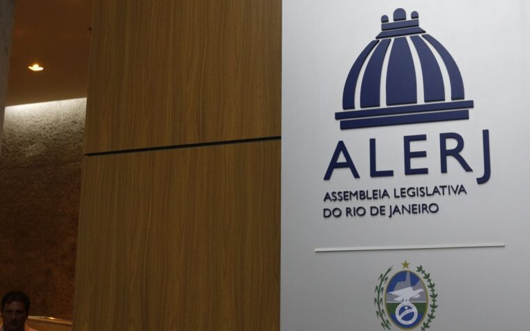 Assembleia do RJ aprova tornozeleiras cor-de-rosa para agressores