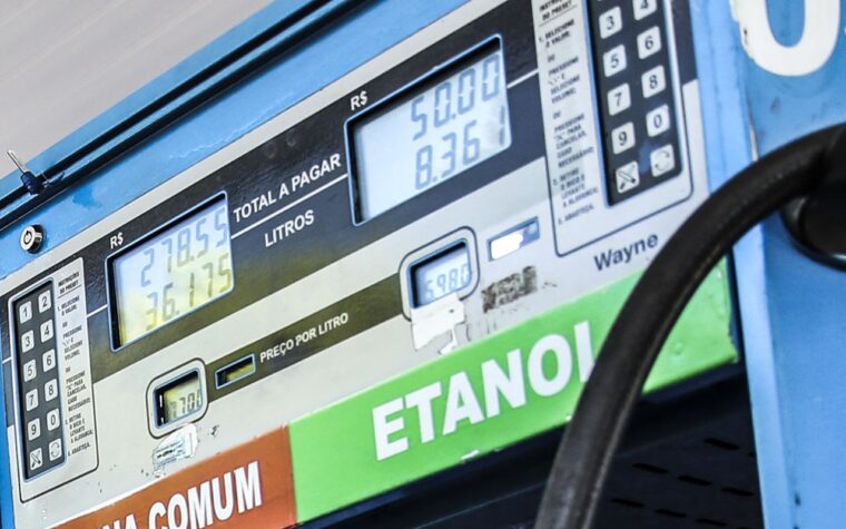 Aumento do etanol na gasolina visa conter alta dos combustíveis