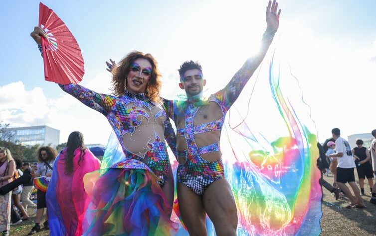 Parada LGBTQIA+ em Brasília promove campanha pelo voto consciente