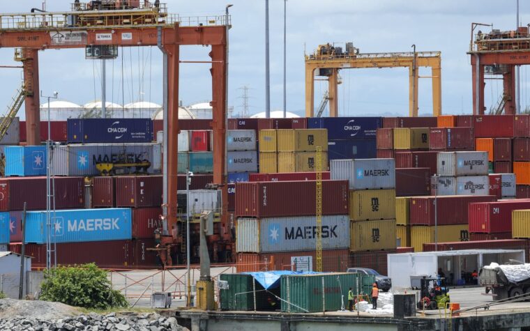 Exportações brasileiras enfrentam tarifa alta nos EUA, impactando bilhões