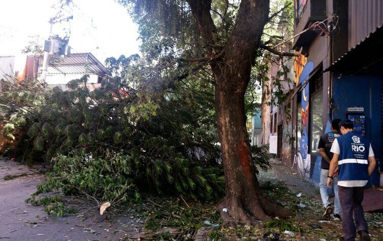 Temporal deixa 200 mil sem energia no Rio de Janeiro