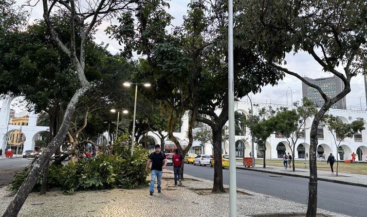 Ventos fortes no Rio provocam mortes e desaparecimento de morador