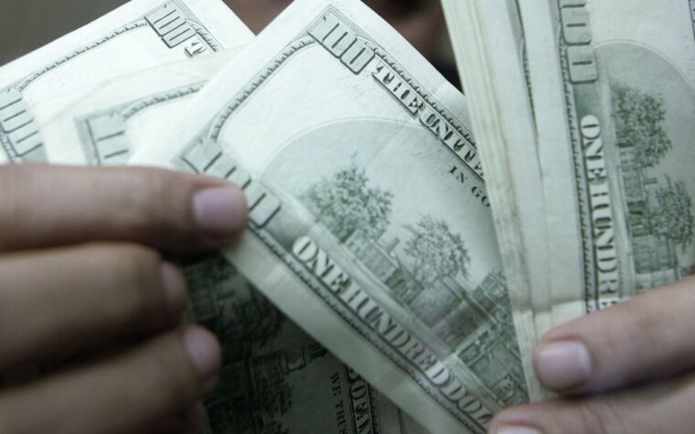Dólar permanece estável apesar de queda acumulada no mês de julho