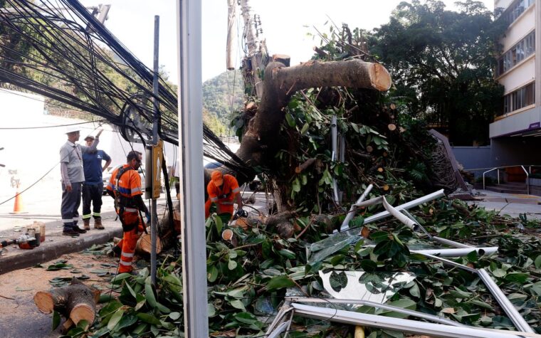 Tempestade no Rio deixa milhares sem luz e causa transtornos