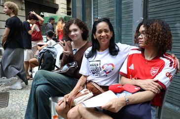 Ato em defesa da democracia reúne transexuais e travestis no RJ