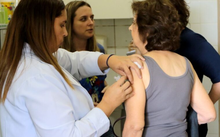 Vacina Pneumo 20 passa a ser oferecida a idosos acima de 85 anos no SUS
