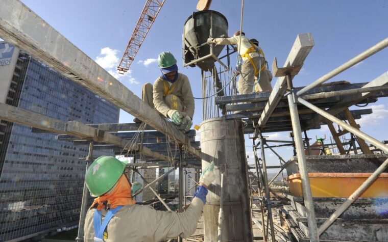 Emprego cresce: Brasil registra 165,8 mil novas vagas em agosto