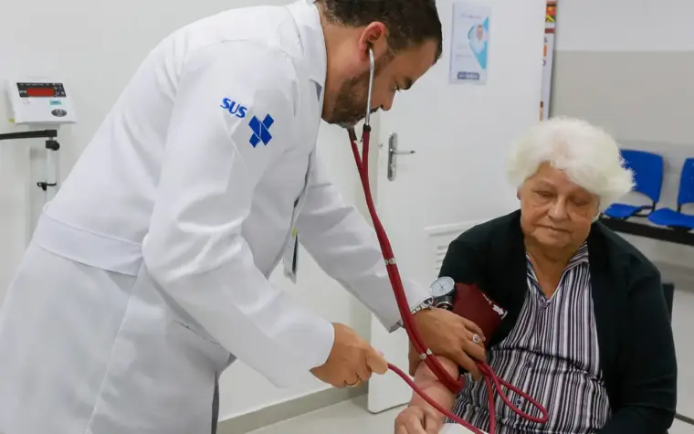Médicos fazem exame nacional de avaliação em todo o Brasil neste domingo