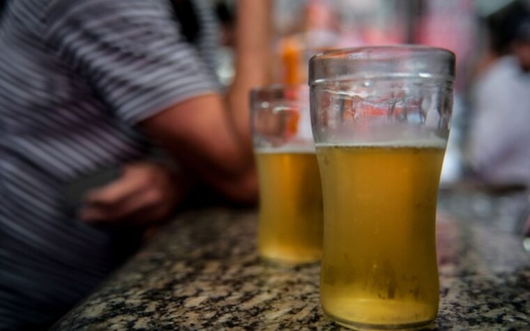 Consumo de álcool e tabaco é risco para saúde ocular, dizem médicos