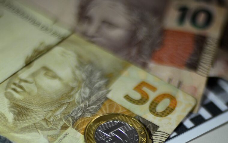 Economia brasileira recua 0,2% em julho, mas cresce 1% em 12 meses
