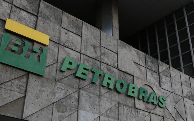 Primeiro navio com tripulação totalmente feminina é batizado pela Petrobras
