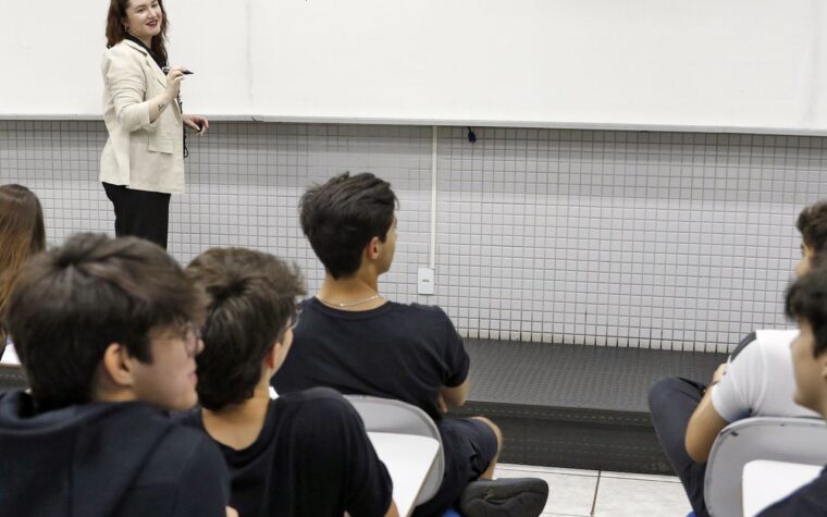 Procura por vagas de professor atrai multidão para exame nacional