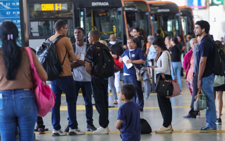 Problemas de transporte e segurança afastam mulheres do mercado de trabalho
