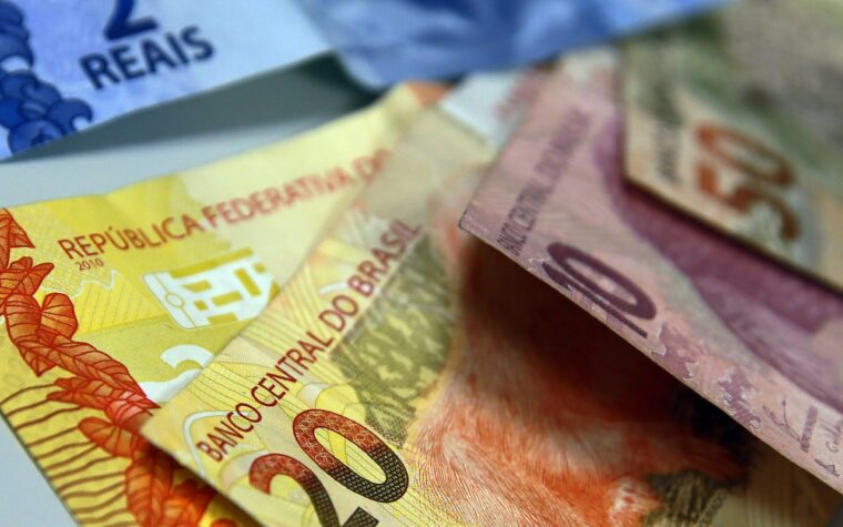Taxa de inadimplência atinge 6% com alta dos juros para famílias