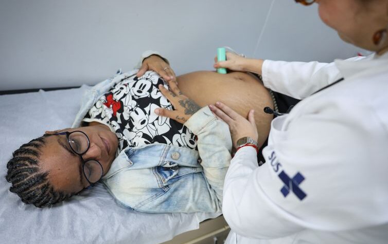 Desconfiança em vacinas ameaça a saúde de gestantes e bebês