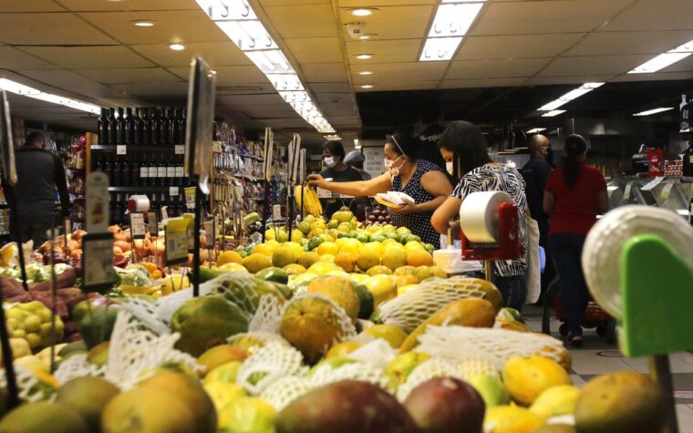 Índice que reajusta salários sobe 4,29% em um ano, aponta INPC