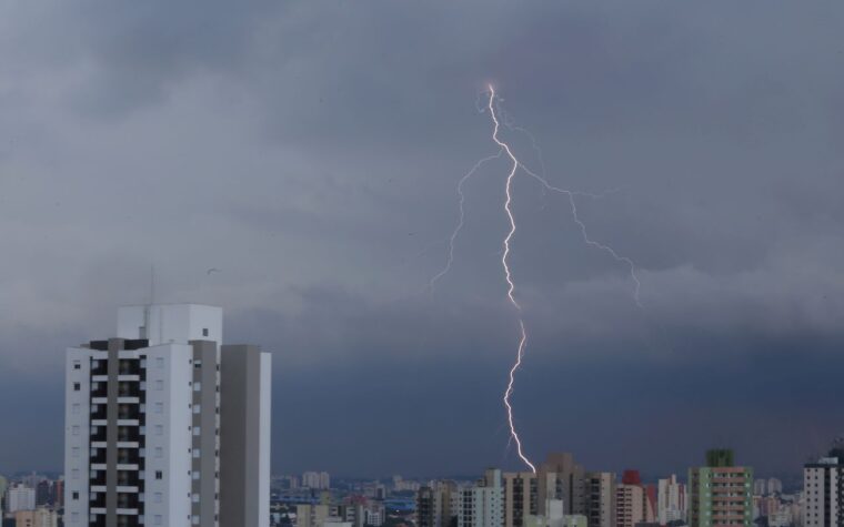 Chuva deve marcar eleições em diversas regiões do Brasil neste fim de semana