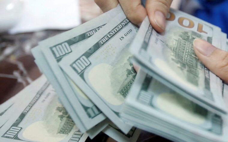 Dólar avança e ultrapassa R$ 5, em meio a cenário de incertezas