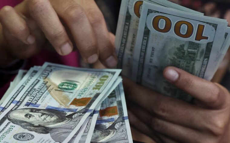 Dólar cai abaixo de R$ 5 após meses e alcança nível de maio