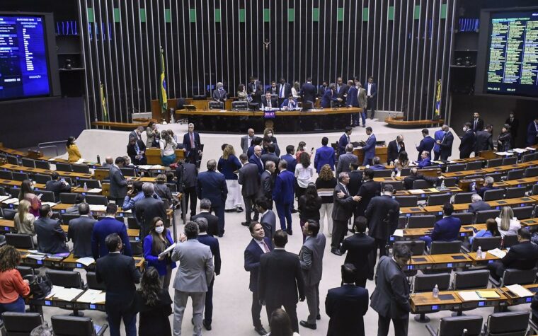 Parlamentares negros ainda são sub-representados, aponta estudo