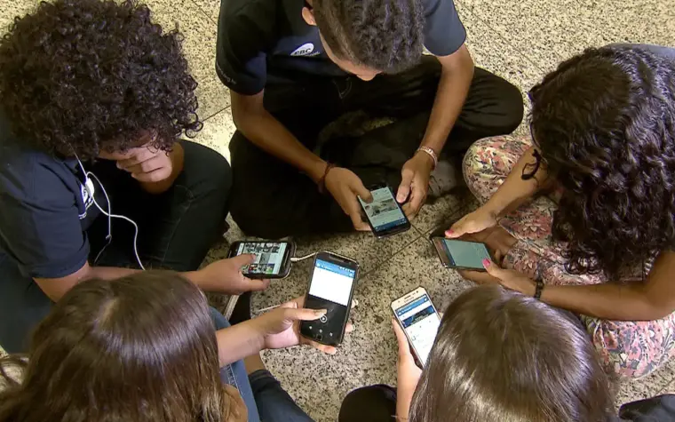 Maioria dos pais desaprova uso de celular por crianças pequenas, diz estudo