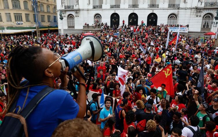 Estudantes desempenham papel crucial na política do Brasil, afirma UNE