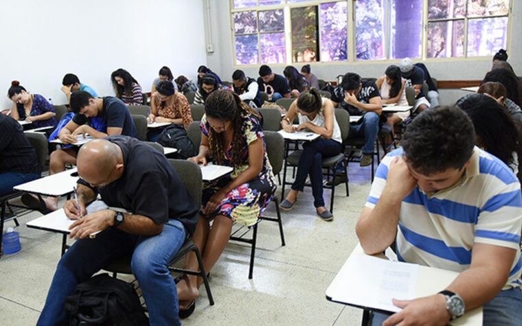 Estrangeiros realizam exame de proficiência em português nesta terça-feira