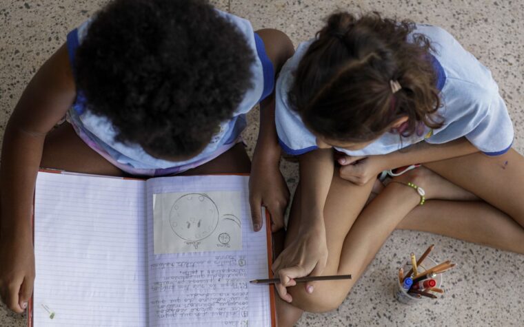 Escolas adotam práticas antirracistas para combater preconceito racial
