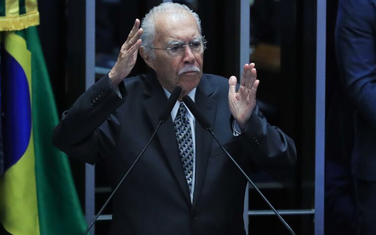 Ex-presidente José Sarney é internado na UTI após cirurgia abdominal
