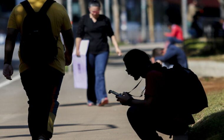 Número de jovens sem estudo e trabalho diminui no Brasil, revela pesquisa