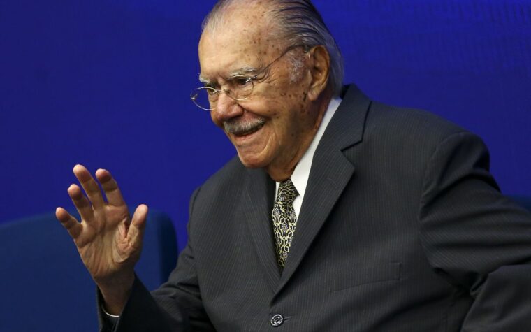 Ex-presidente José Sarney deixa hospital após internação de nove dias
