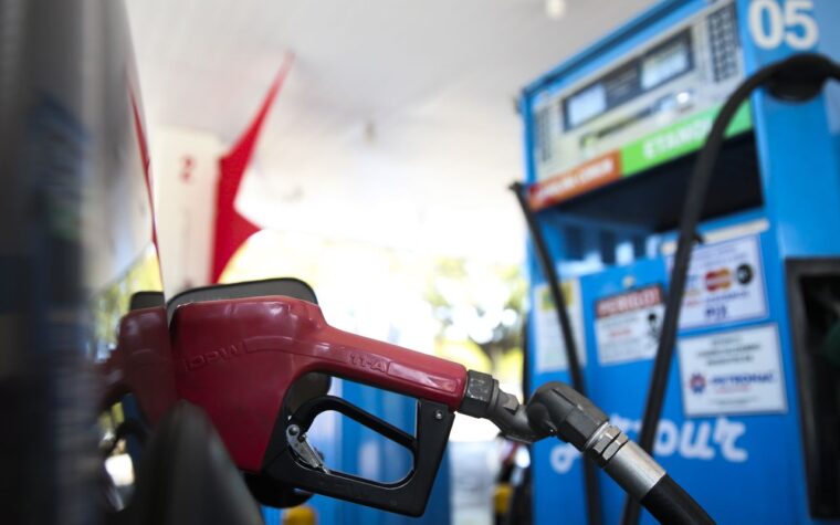 Brasil elimina tributos sobre gasolina e aumenta ajuda a combustíveis