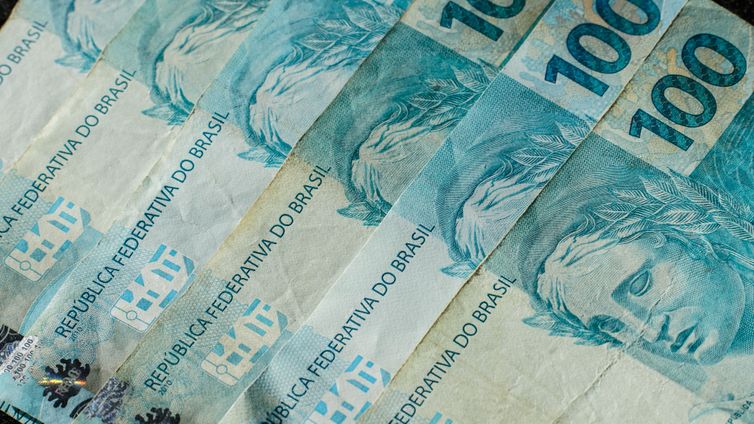 Juros elevados dificultam acesso ao crédito, alerta indústria